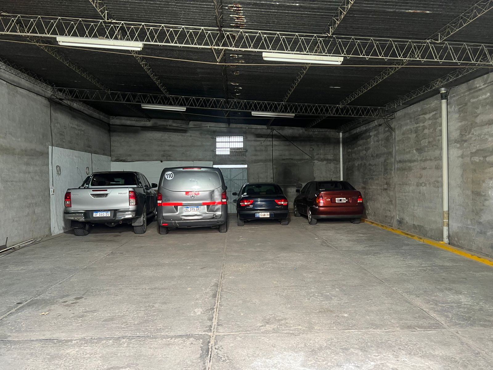 Cochera cubierta del hotel, estacionamiento interno techado